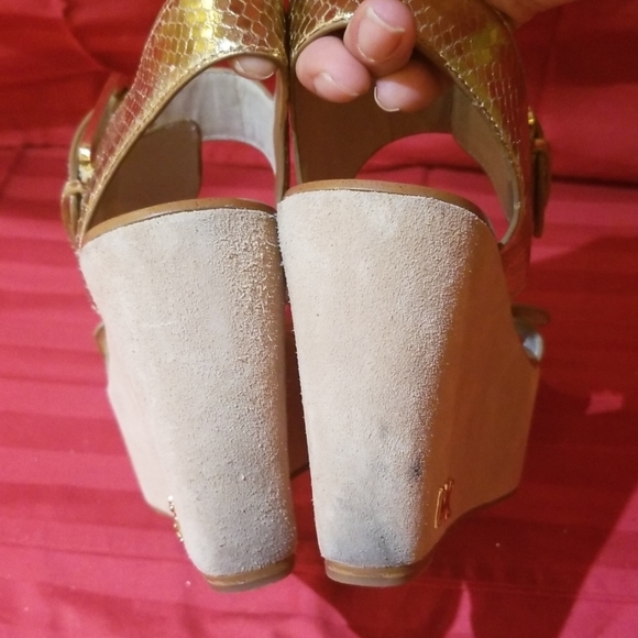 Michael Kors gold 4" wedge sz 7.5 - Picture 5 of 5